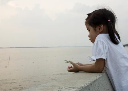 El mar y un niño pensando
