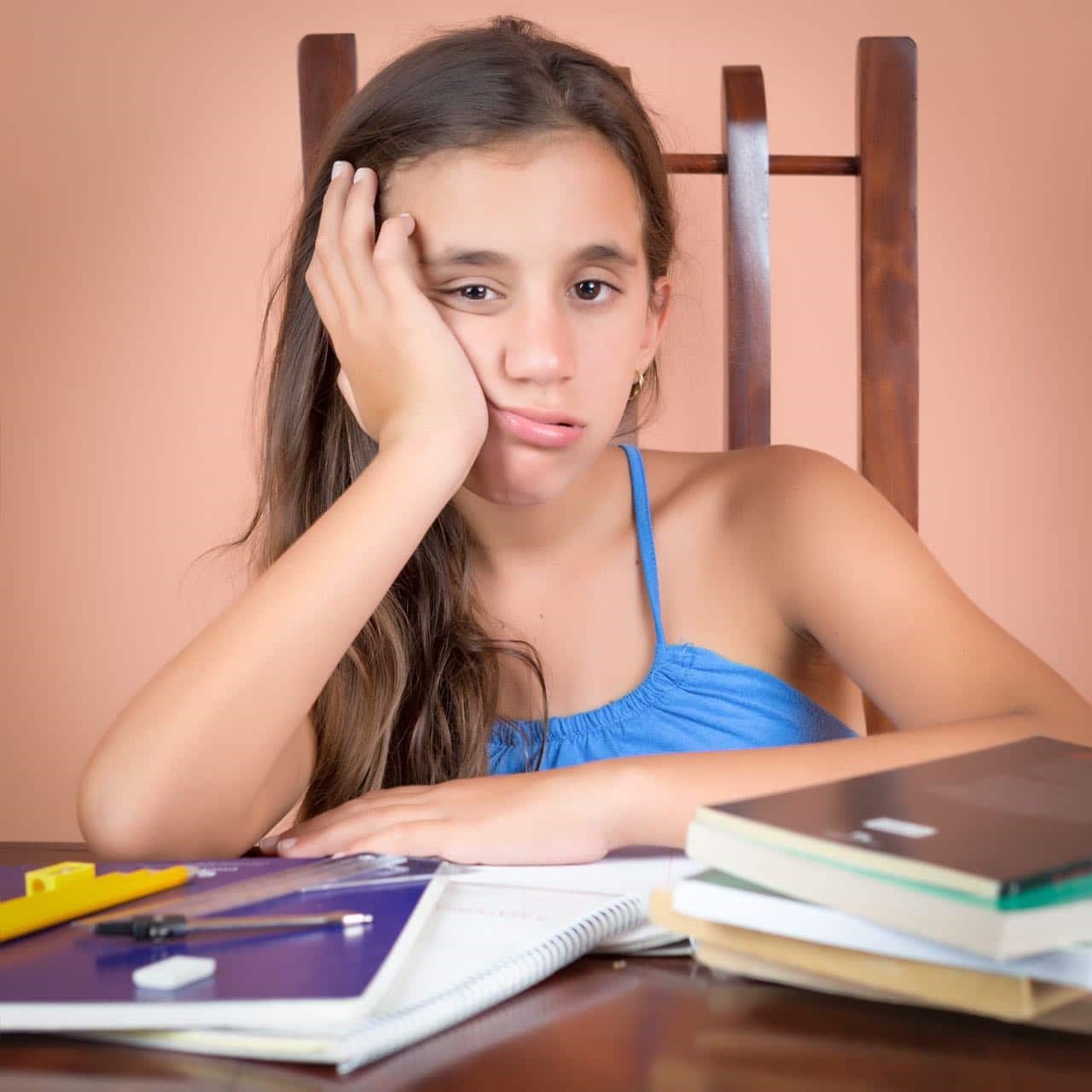 niña sentada aburrida 3