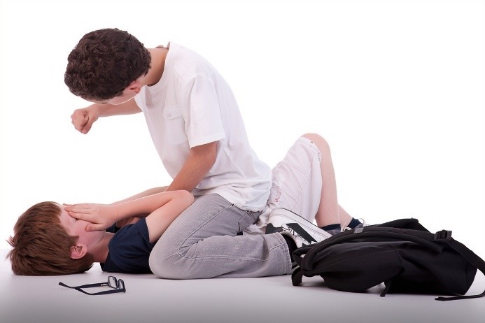niño subido arriba de otro golpeándolo
