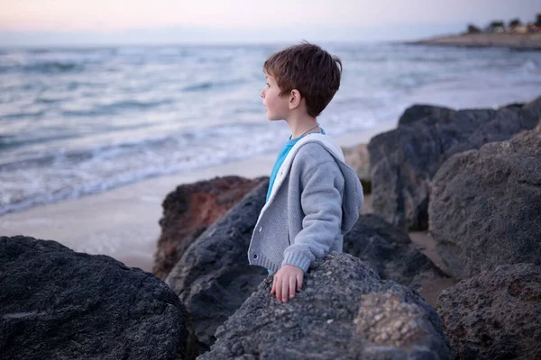 niño mirando el mar