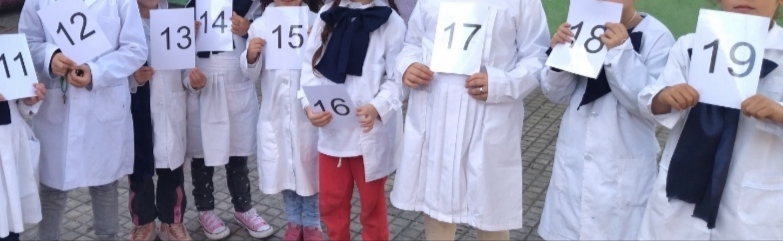 niños con mumeros parados