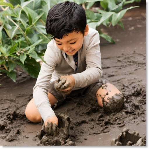Niño jugando con barro